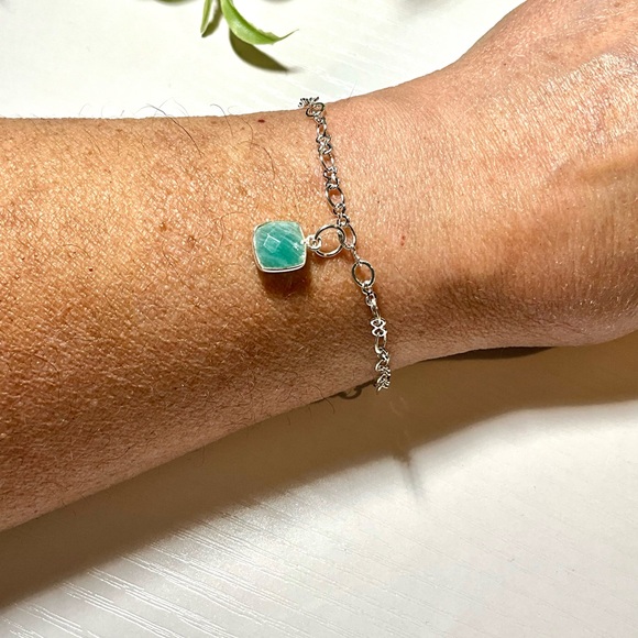 Delicate Artisan Crafted Bracelet with Cushion Cut Amazonite Gemstone Pen… - Picture 3 of 4